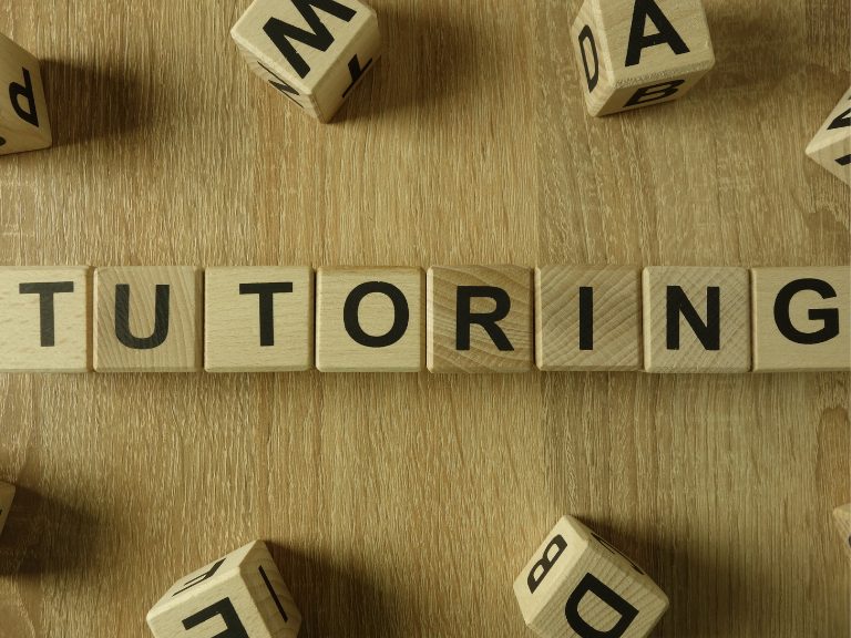 Tahta harf bloklarıyla yazılmış tutoring kelimesi